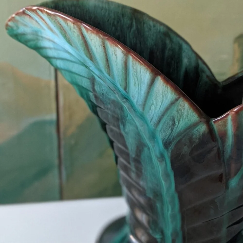 Vintage Blue Mountain Pottery Deco Leaf Vase - Picture 6 of 8